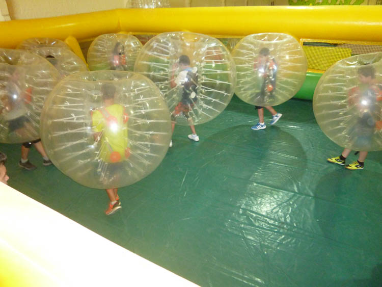 Bubble football. Futbol burbujas niños campamentos