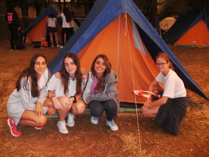 Niños acampada campamento tiendas