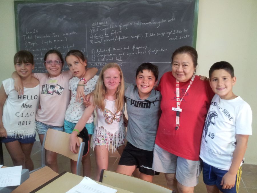Grupo niños clases inglés o francés