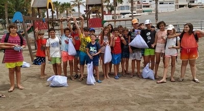 Recogida de basuras en el campamento de playa en Aguilas.