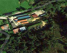 Vista aérea alojamiento campamento aventura en Llanes 2023