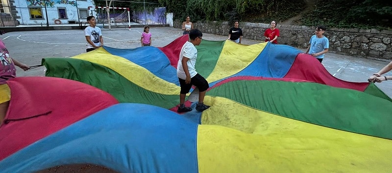 Juegos paracaidas campamento de verano Madrid Agosto