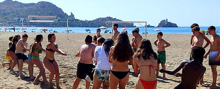 Juegos en la playa de Águilas, Murcia.